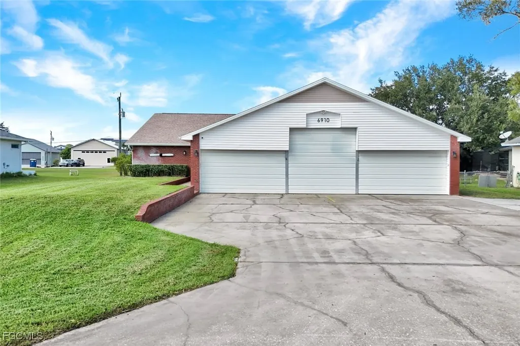 6910 Circle Drive Fort Myers FL 33905