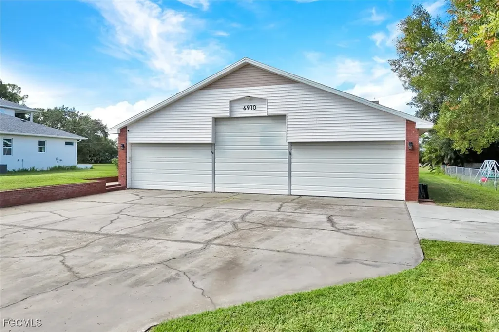 6910 Circle Drive Fort Myers FL 33905