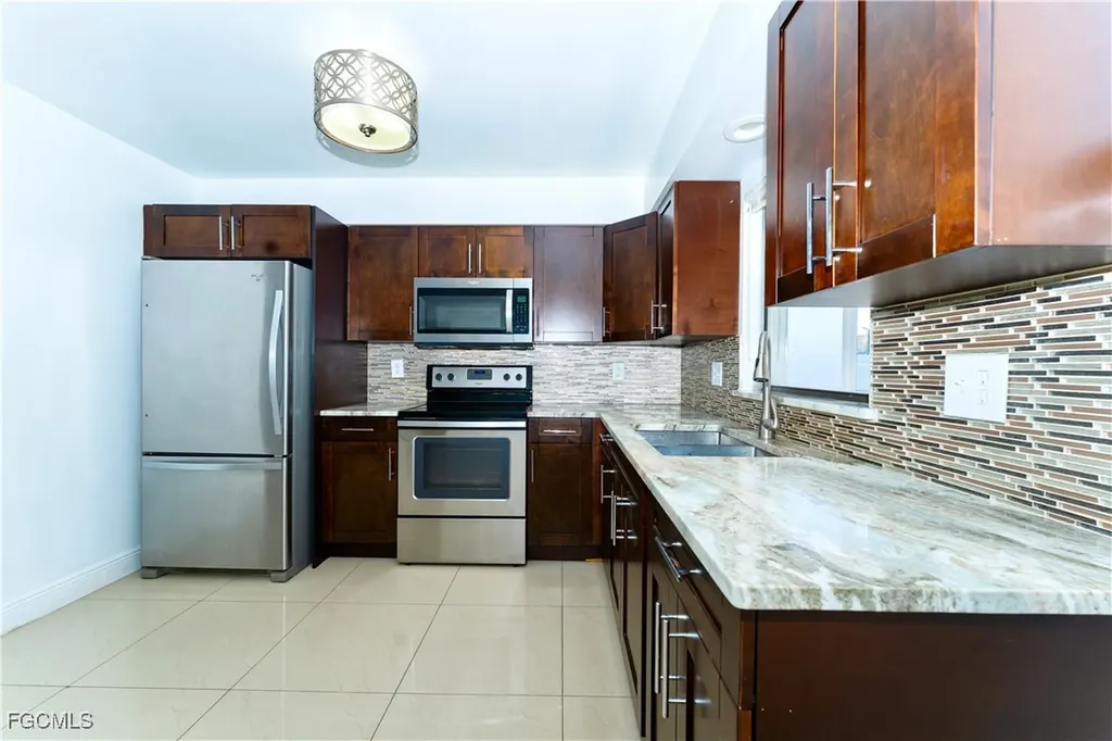224 NE 9th Terrace Cape Coral FL 33909