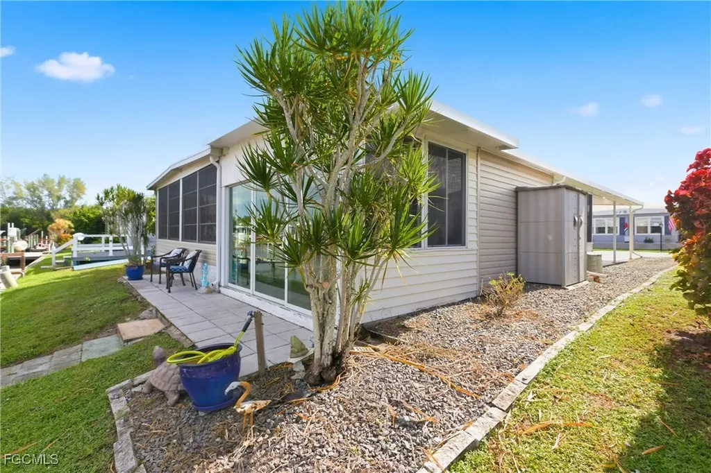 5517 Sir Walter Way North Fort Myers FL 33917