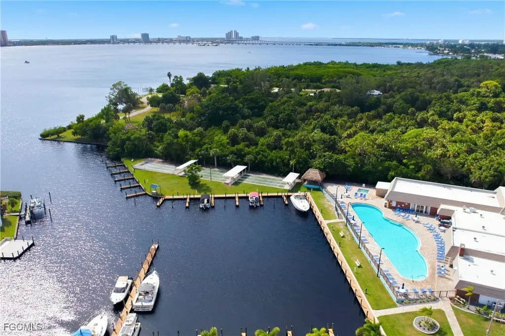 5517 Sir Walter Way North Fort Myers FL 33917