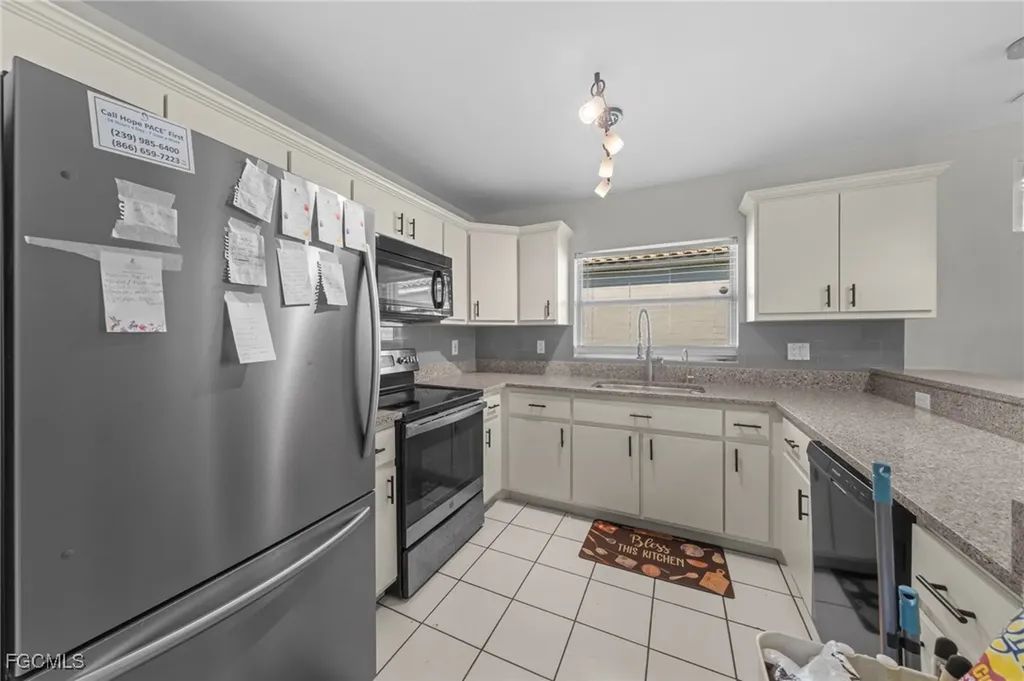 914/916 SE 14th Terrace Cape Coral FL 33990