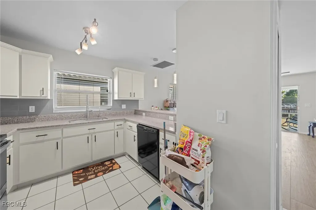 914/916 SE 14th Terrace Cape Coral FL 33990