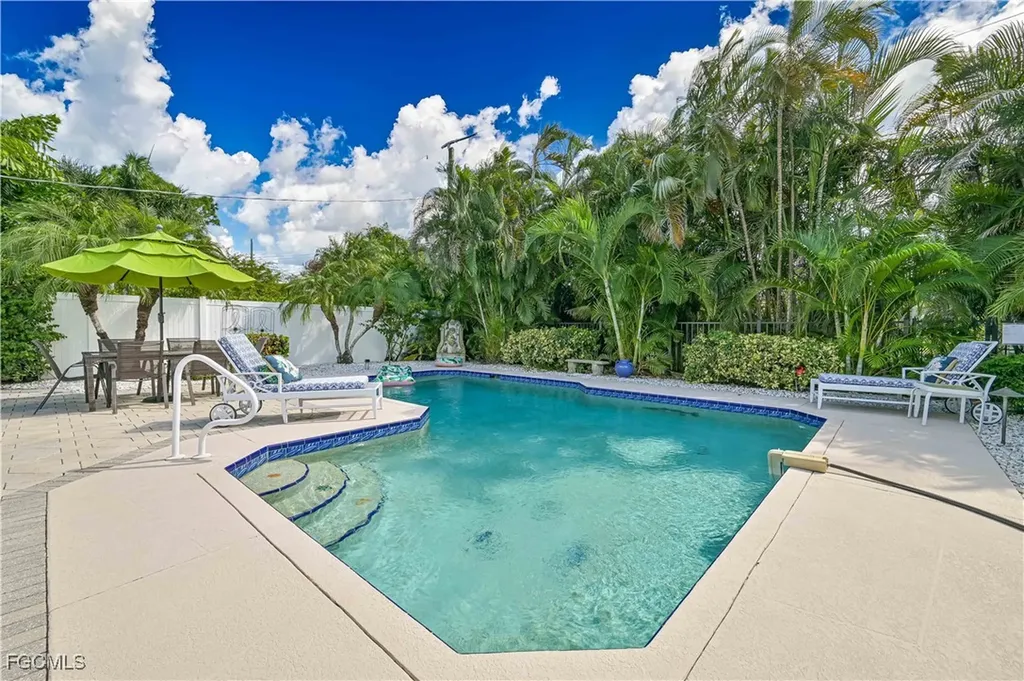 572 105th Avenue N Naples FL 34108