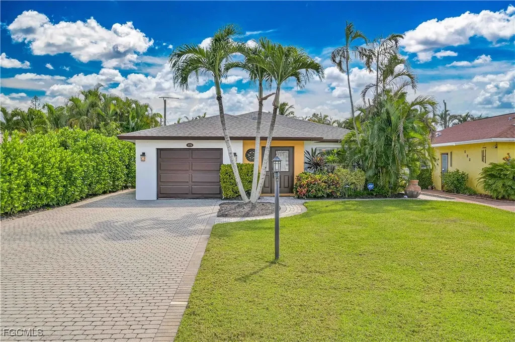 572 105th Avenue N Naples FL 34108