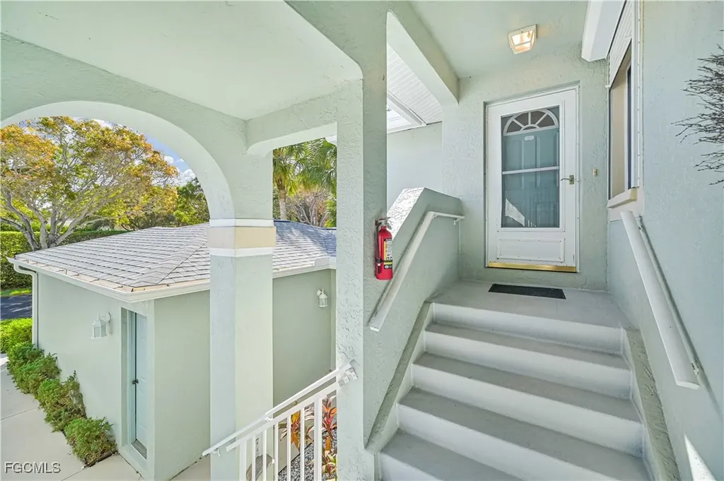 915 New Waterford Drive Naples FL 34104