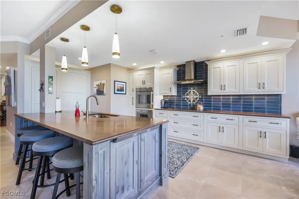 Cape Coral FL, 6081 Silver King Boulevard, Unit 404