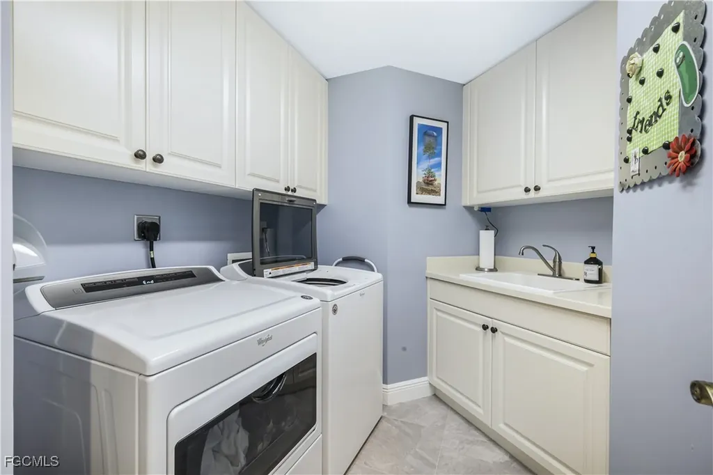 6081 Silver King Boulevard Cape Coral FL 33914