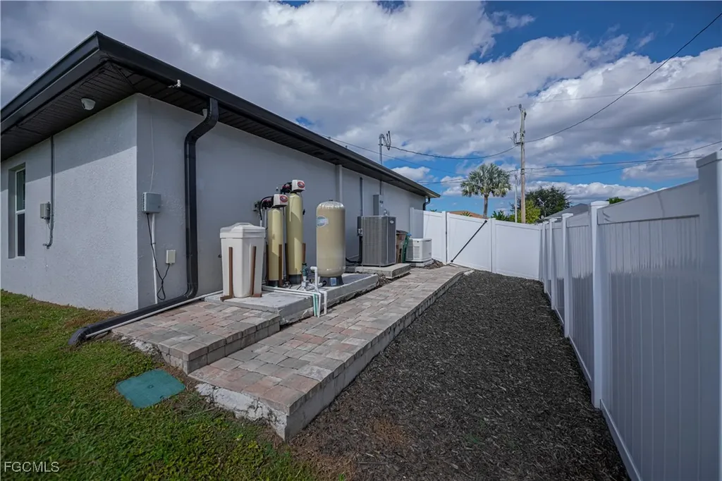 402 NW 18th Terrace Cape Coral FL 33993