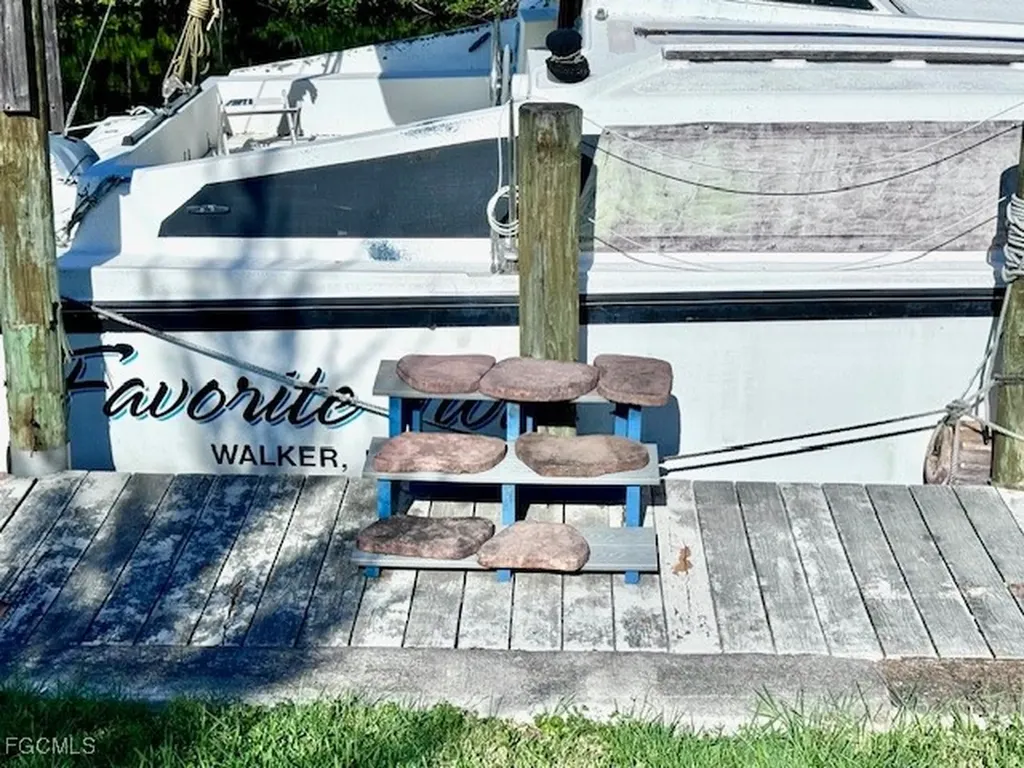 5529 Sir Walter Way North Fort Myers FL 33917