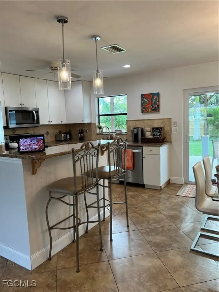852 NE 7th Place Cape Coral FL 33909