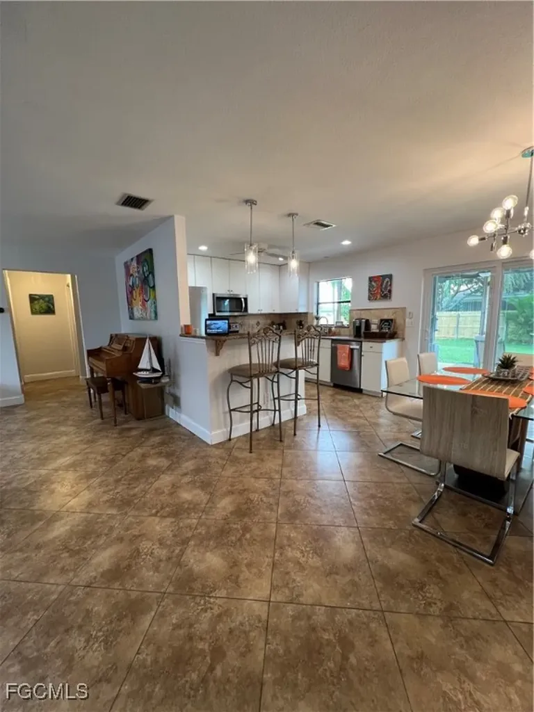 852 NE 7th Place Cape Coral FL 33909