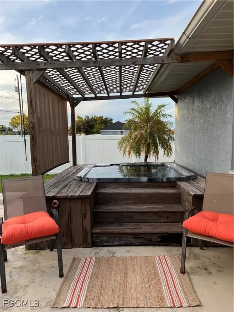852 NE 7th Place Cape Coral FL 33909
