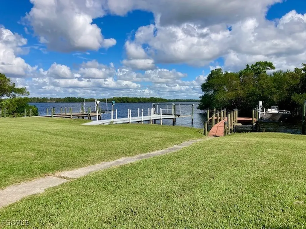 325 Shoreland Drive E Fort Myers FL 33905