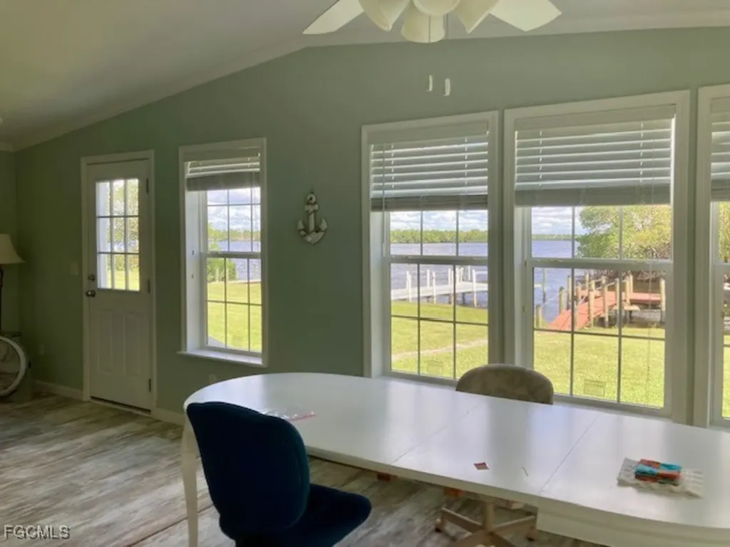 325 Shoreland Drive E Fort Myers FL 33905