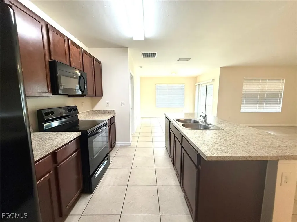 902 SE 31st Terrace Cape Coral FL 33904