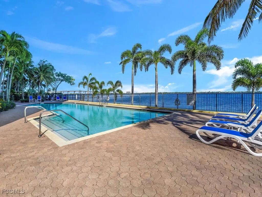 2745 1st Street Fort Myers FL 33916
