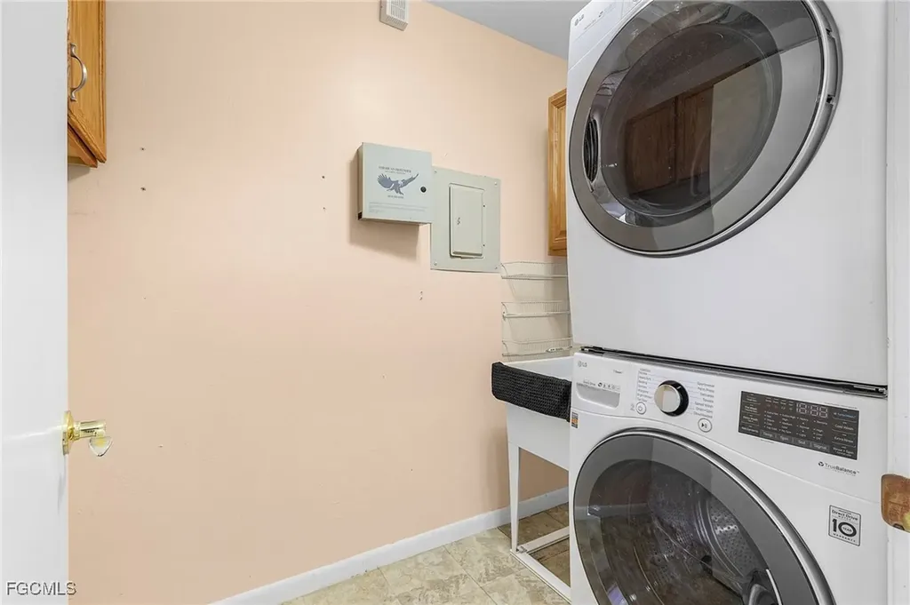 1907 SE 40th Terrace Cape Coral FL 33904