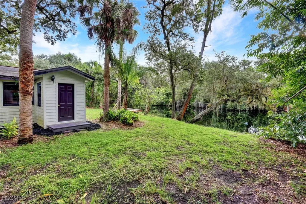 18200 Elmwood Drive Alva FL 33920