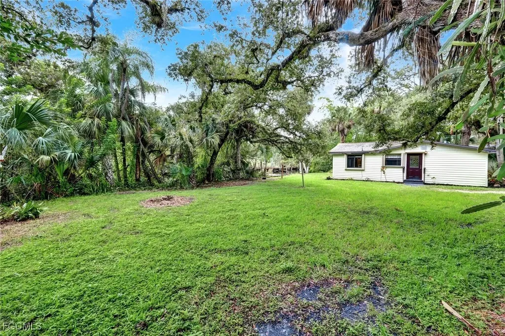 18200 Elmwood Drive Alva FL 33920