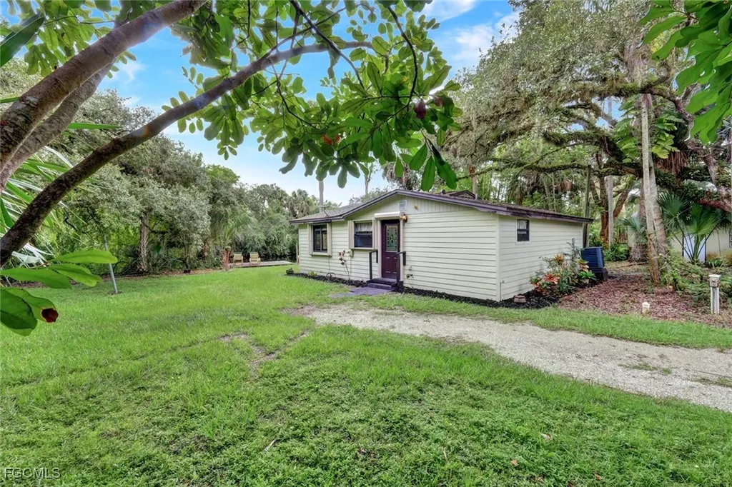 18200 Elmwood Drive Alva FL 33920