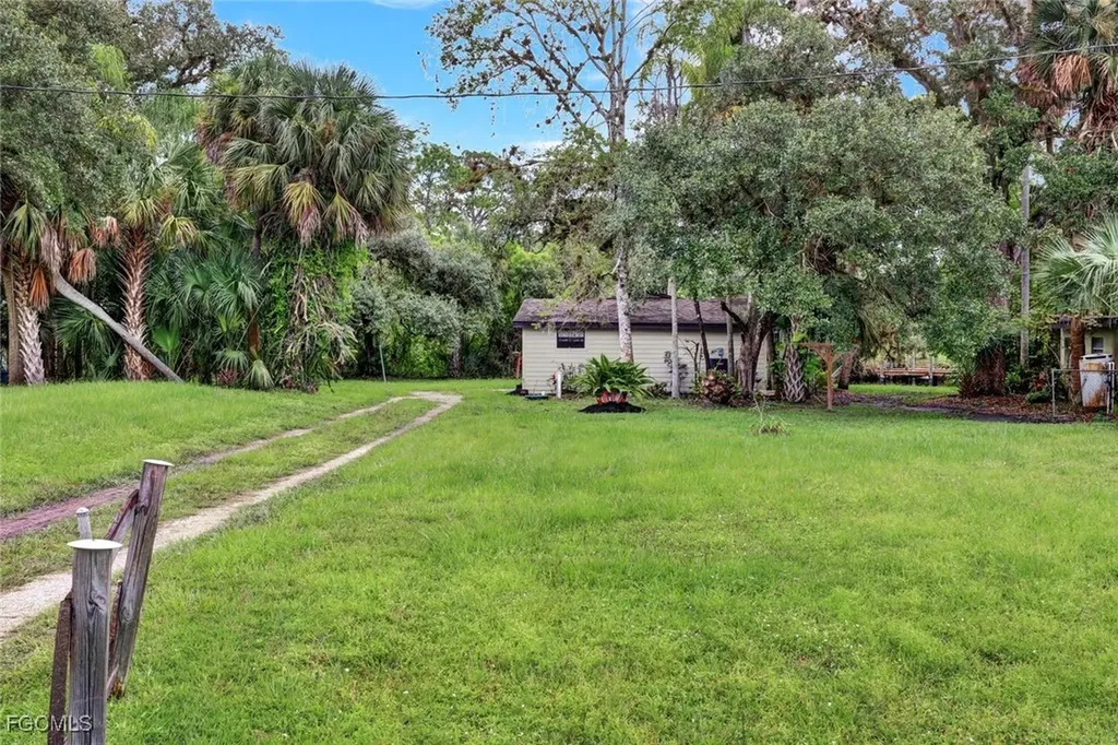 18200 Elmwood Drive Alva FL 33920