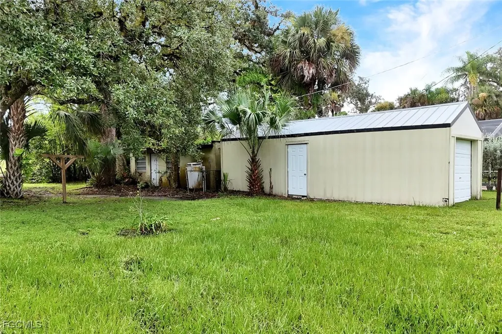 18200 Elmwood Drive Alva FL 33920