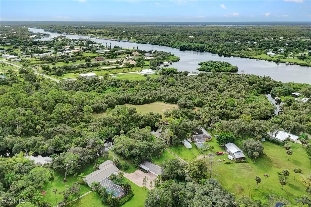 18200 Elmwood Drive Alva FL 33920