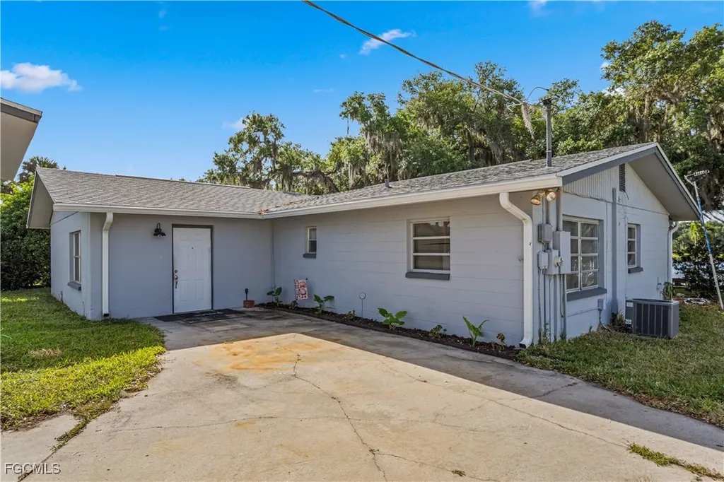 21900 Pearl Street Alva FL 33920