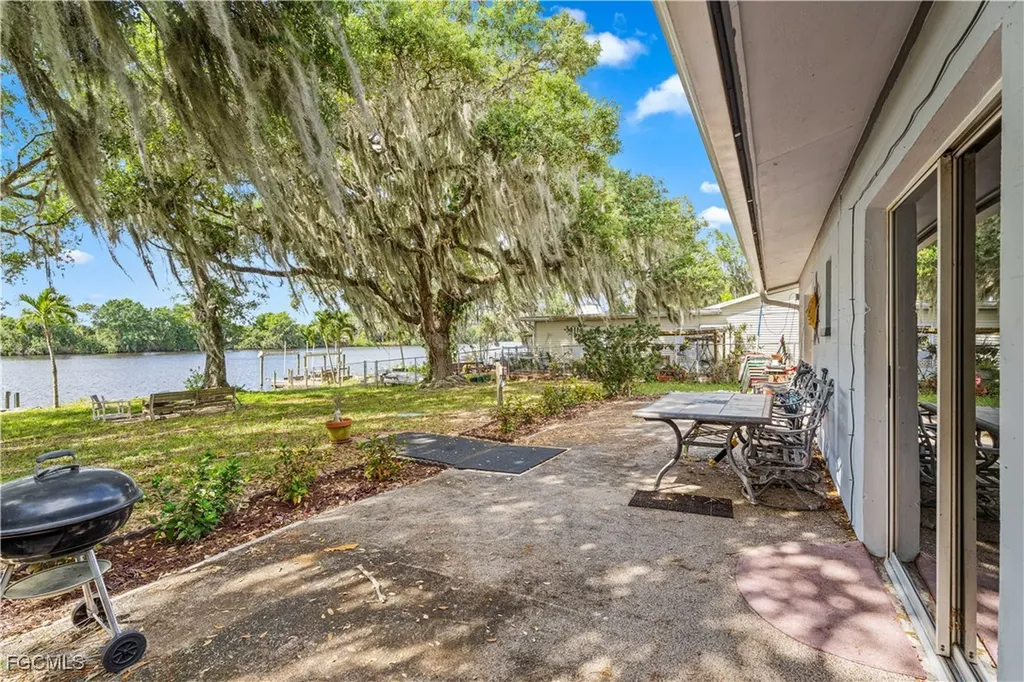 21900 Pearl Street Alva FL 33920