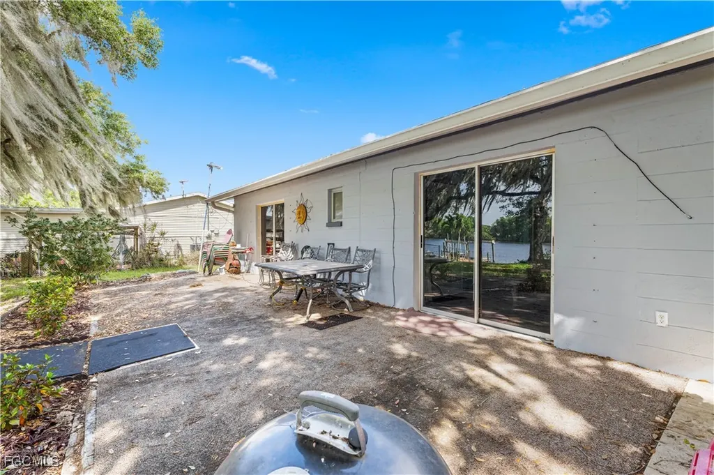 21900 Pearl Street Alva FL 33920