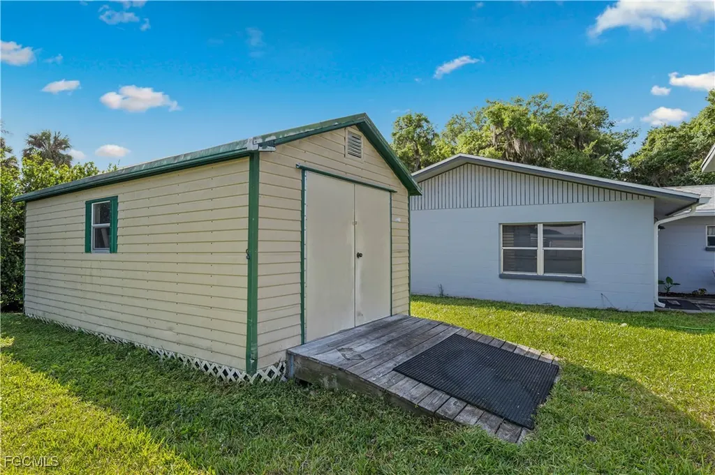 21900 Pearl Street Alva FL 33920