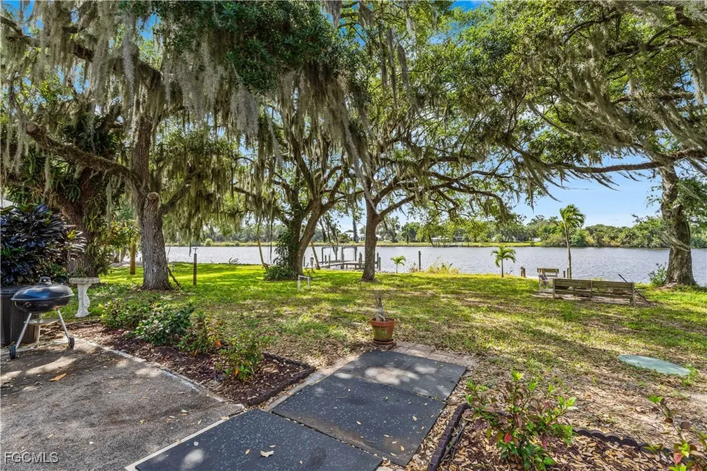 21900 Pearl Street Alva FL 33920