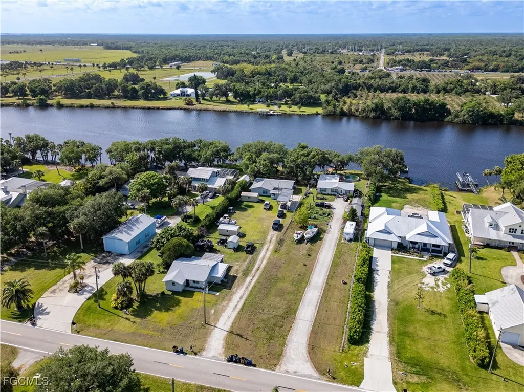 21900 Pearl Street Alva FL 33920