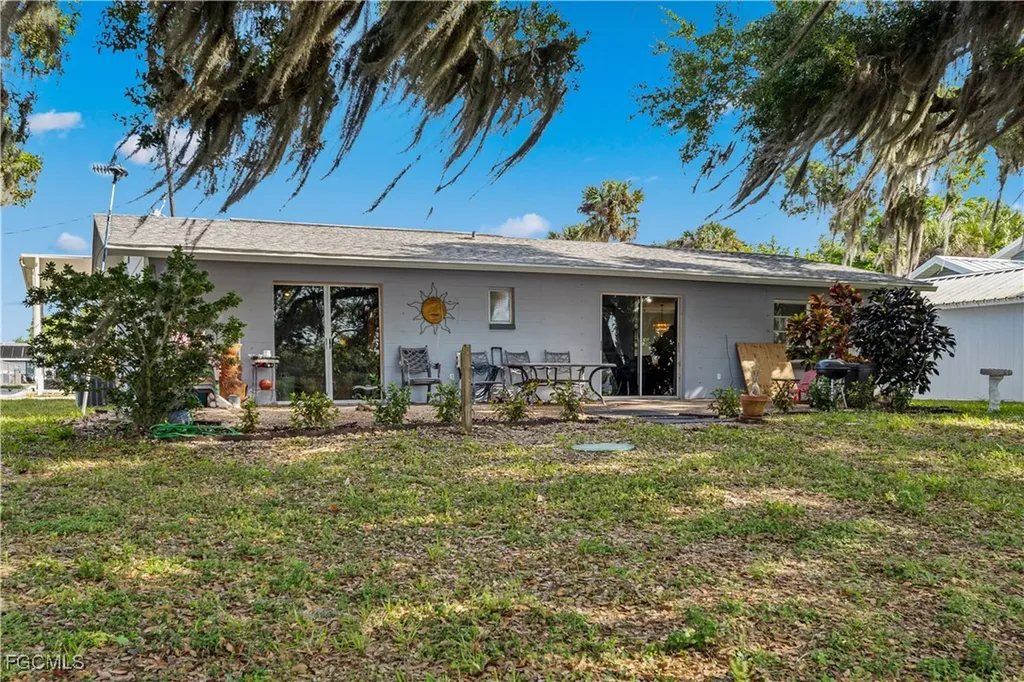 21900 Pearl Street Alva FL 33920