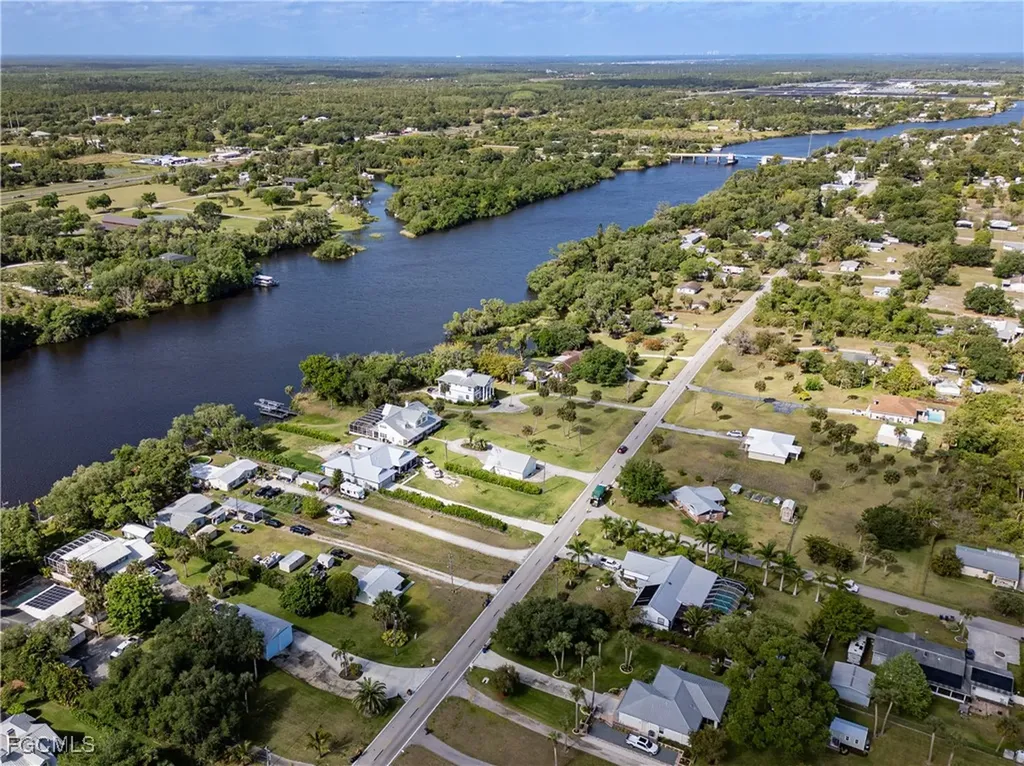 21900 Pearl Street Alva FL 33920