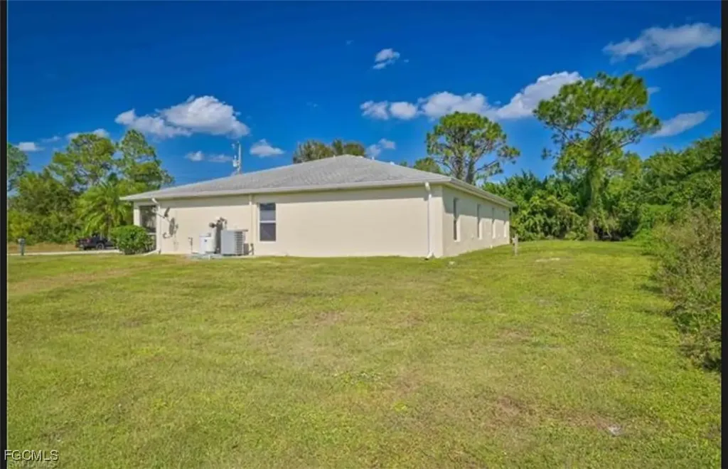465-467 Lillon Avenue S Lehigh Acres FL 33974