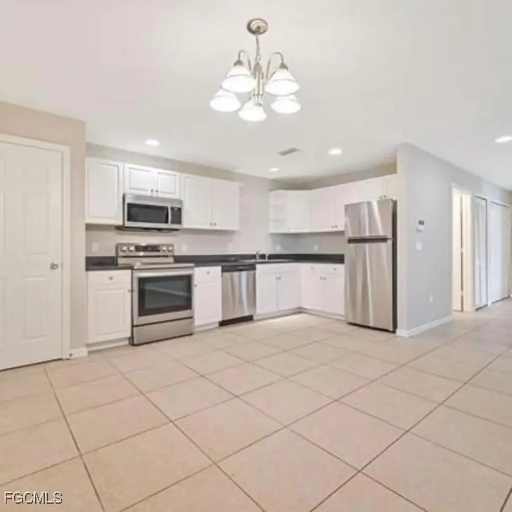 465-467 Lillon Avenue S Lehigh Acres FL 33974