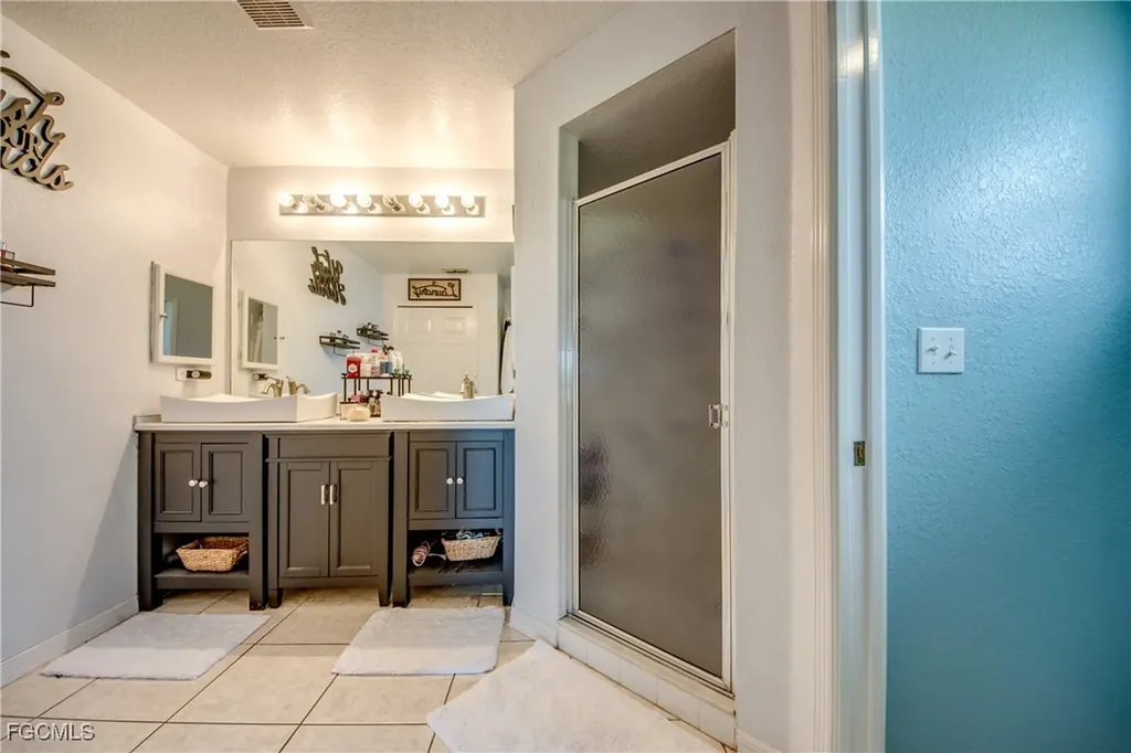 702 SW 11th Avenue Cape Coral FL 33991