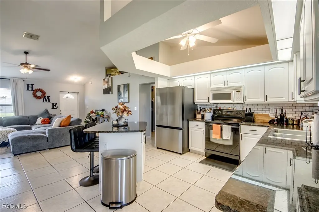 702 SW 11th Avenue Cape Coral FL 33991