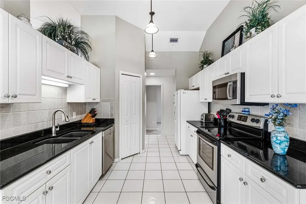 620 SE 21st Terrace Cape Coral FL 33990