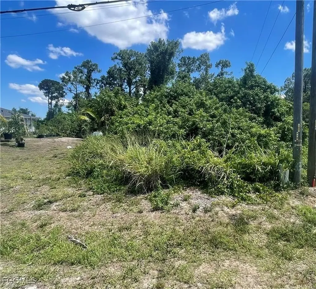 437/439 Loretta Avenue S Lehigh Acres FL 33974