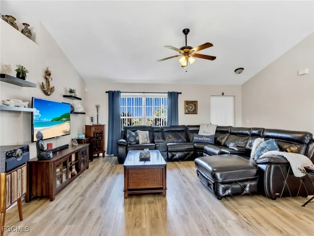 2707 NE 5th Place Cape Coral FL 33909