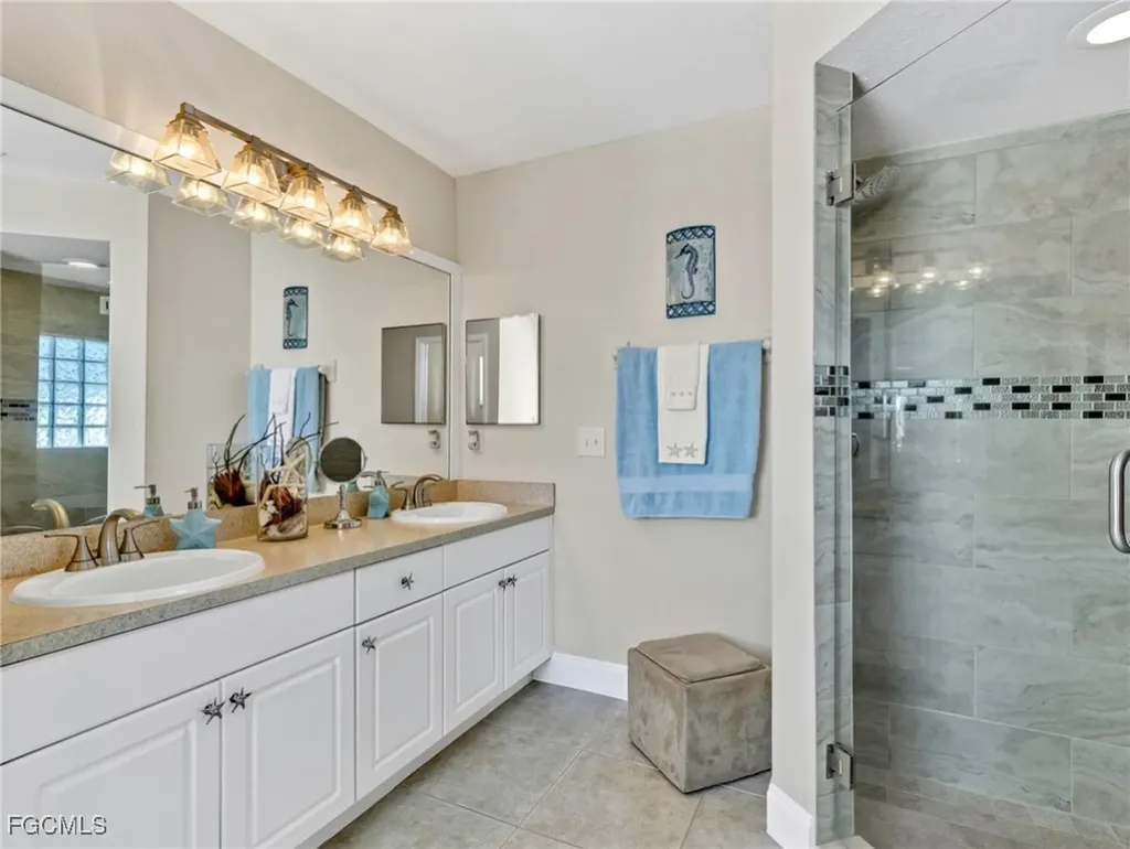 2707 NE 5th Place Cape Coral FL 33909