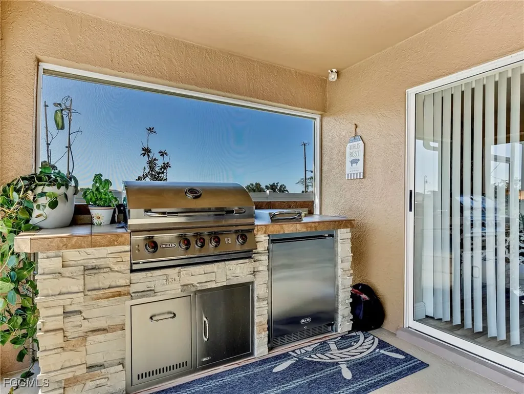 2707 NE 5th Place Cape Coral FL 33909