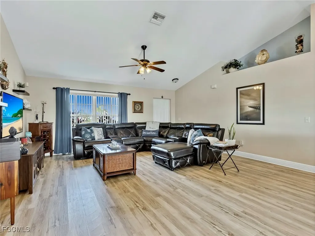 2707 NE 5th Place Cape Coral FL 33909