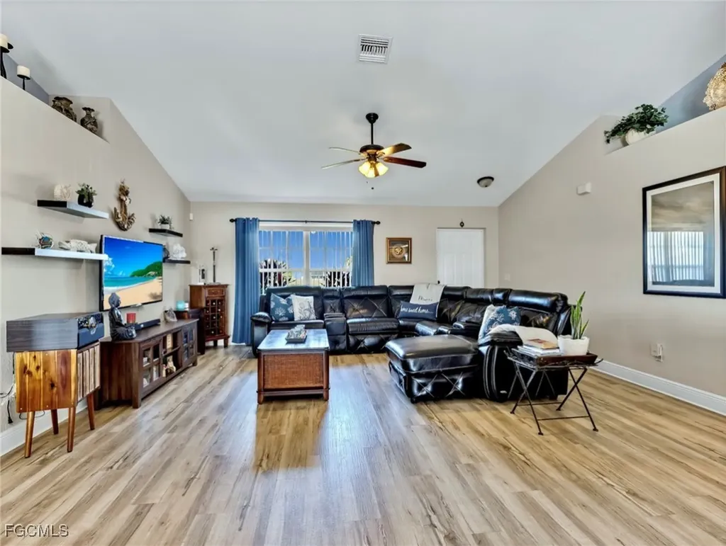 2707 NE 5th Place Cape Coral FL 33909