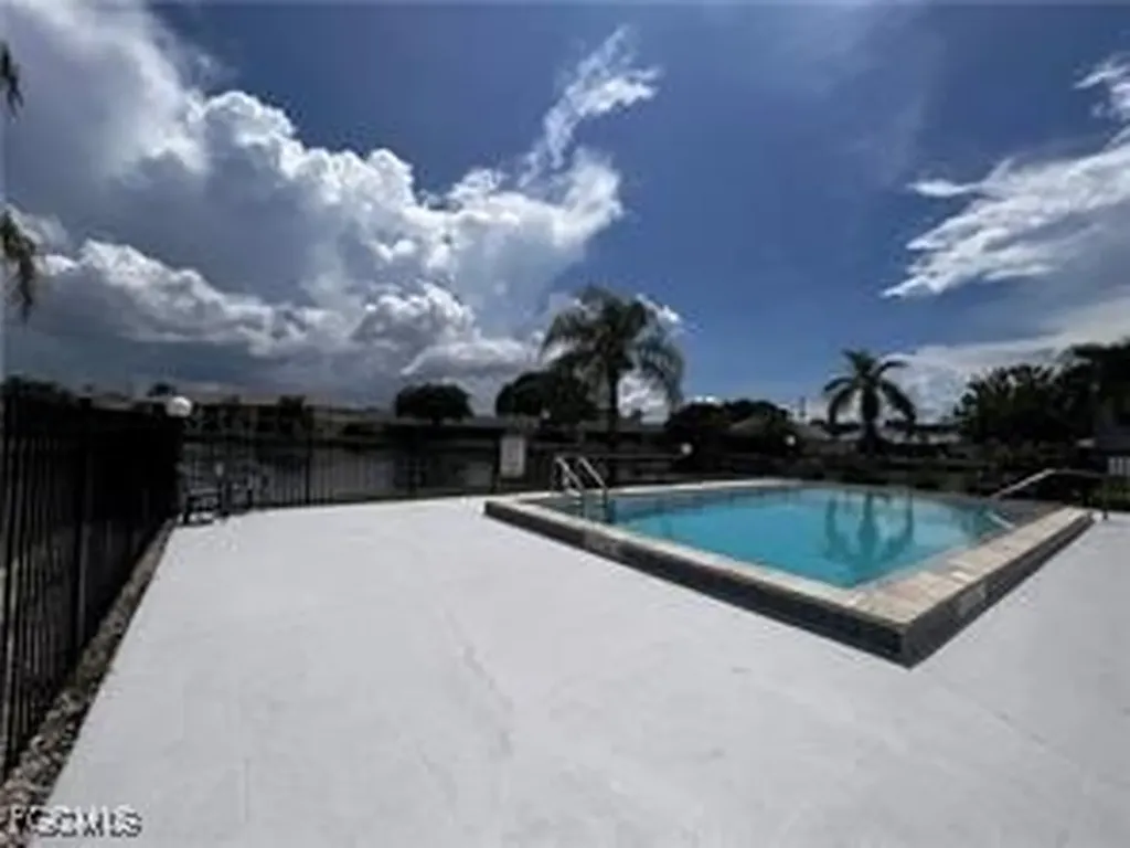639 SE 13th Avenue Cape Coral FL 33990