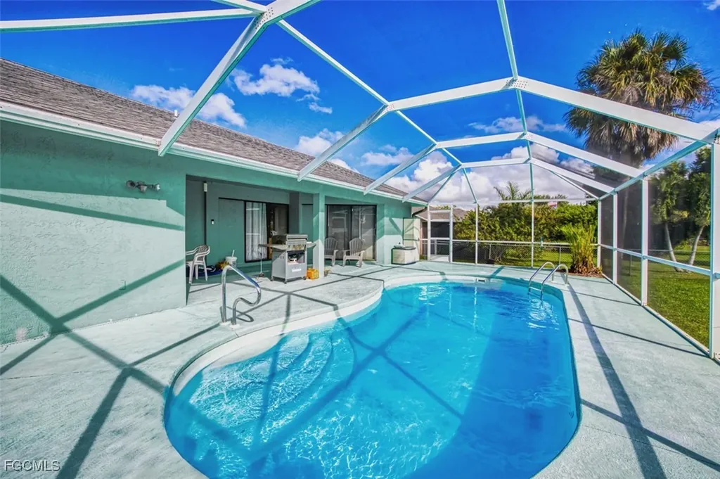 707 SE 9th Place Cape Coral FL 33990