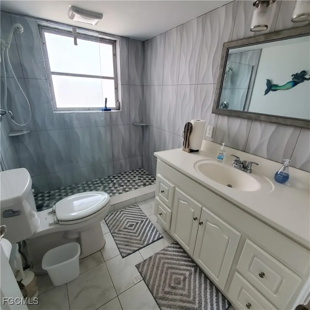828 Victoria Drive Cape Coral FL 33904